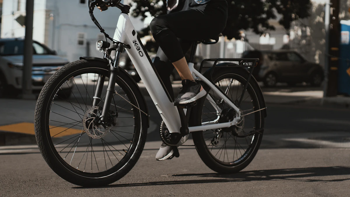 Vožnja električnog gradskog bicikla ulicom